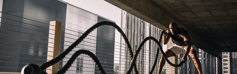 足球教练在场边指挥比赛的专注神情